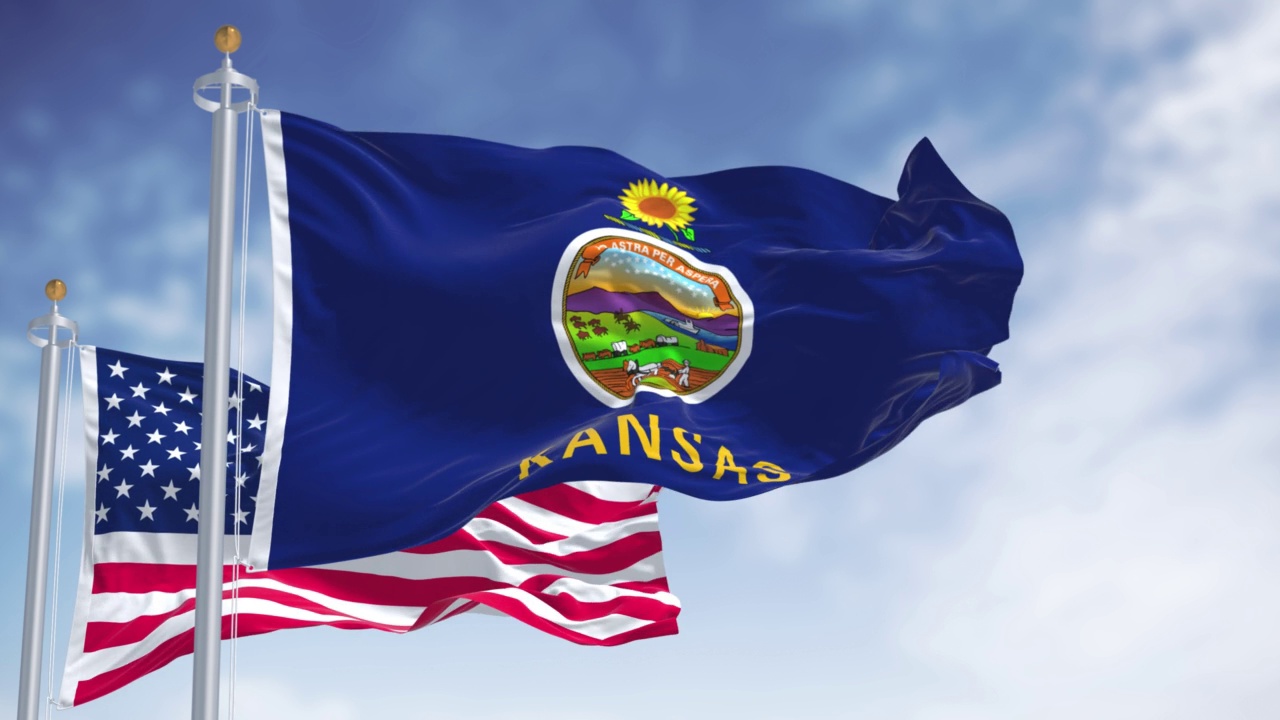 堪萨斯州的州旗与美国国旗一起飘扬视频下载
