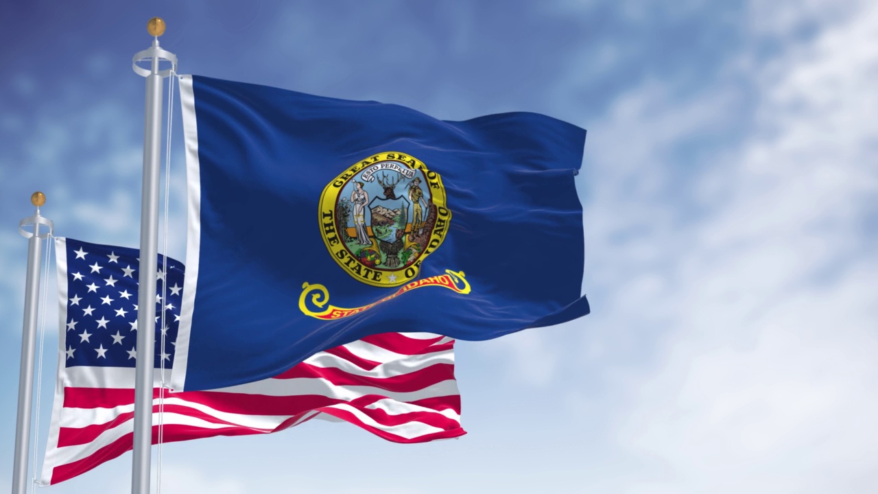 爱达荷州的旗帜与美国国旗一起飘扬视频下载