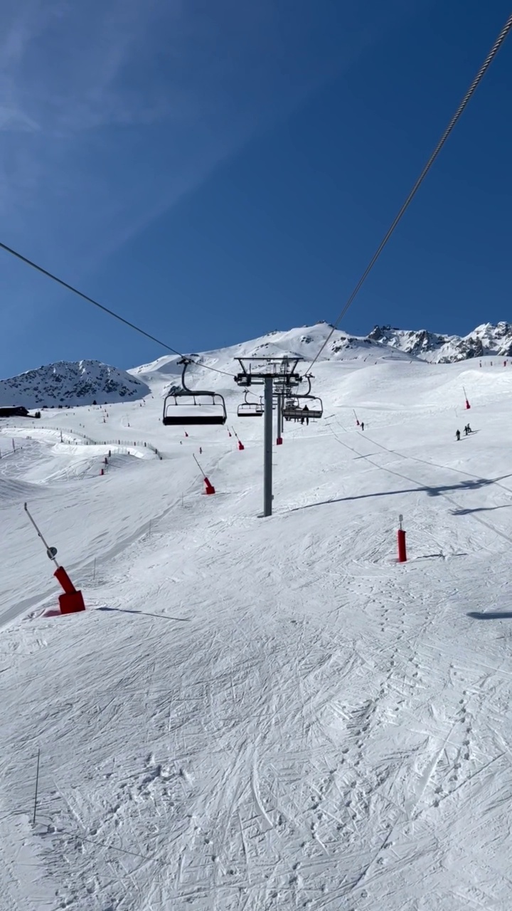冬季滑雪胜地的移动缆车视频素材