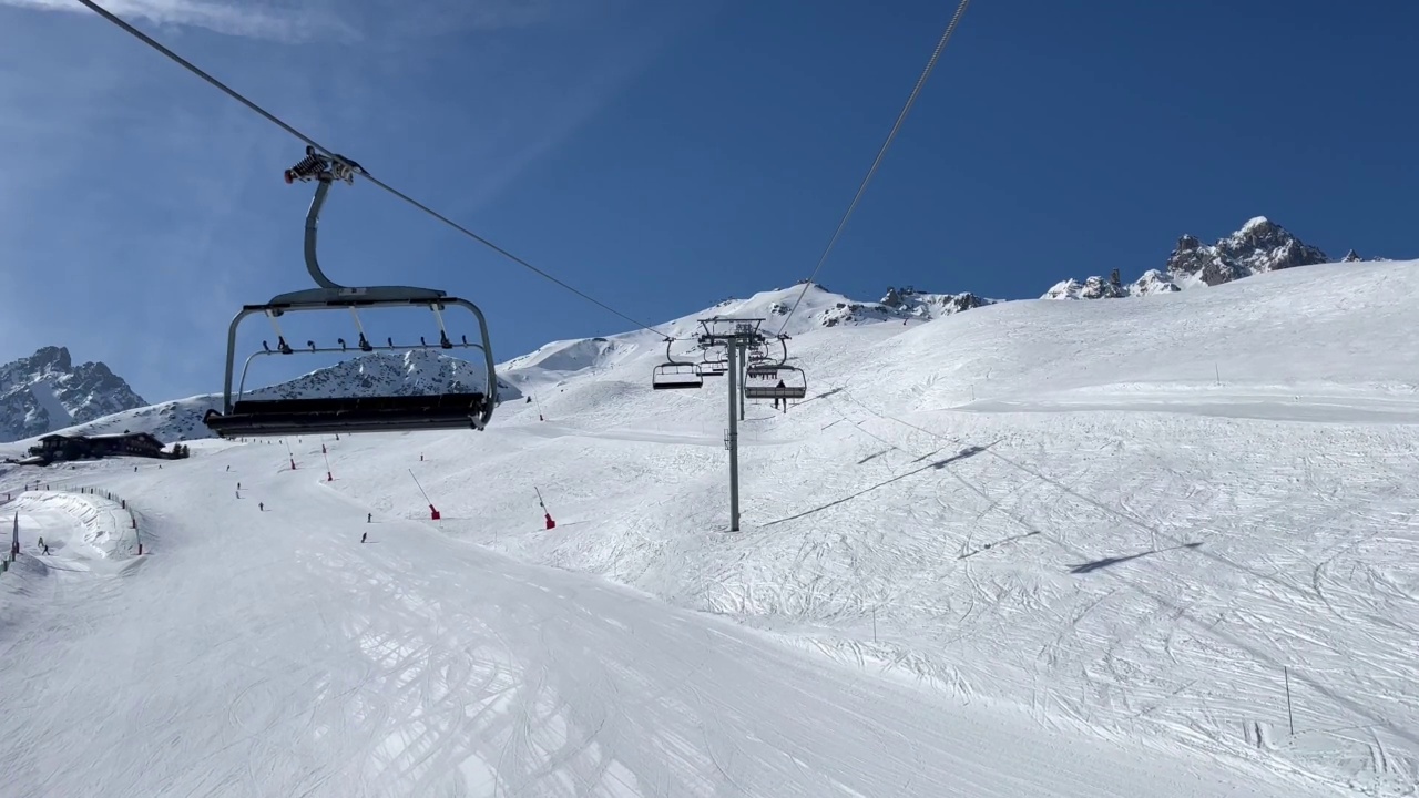 冬季滑雪胜地的移动缆车视频素材