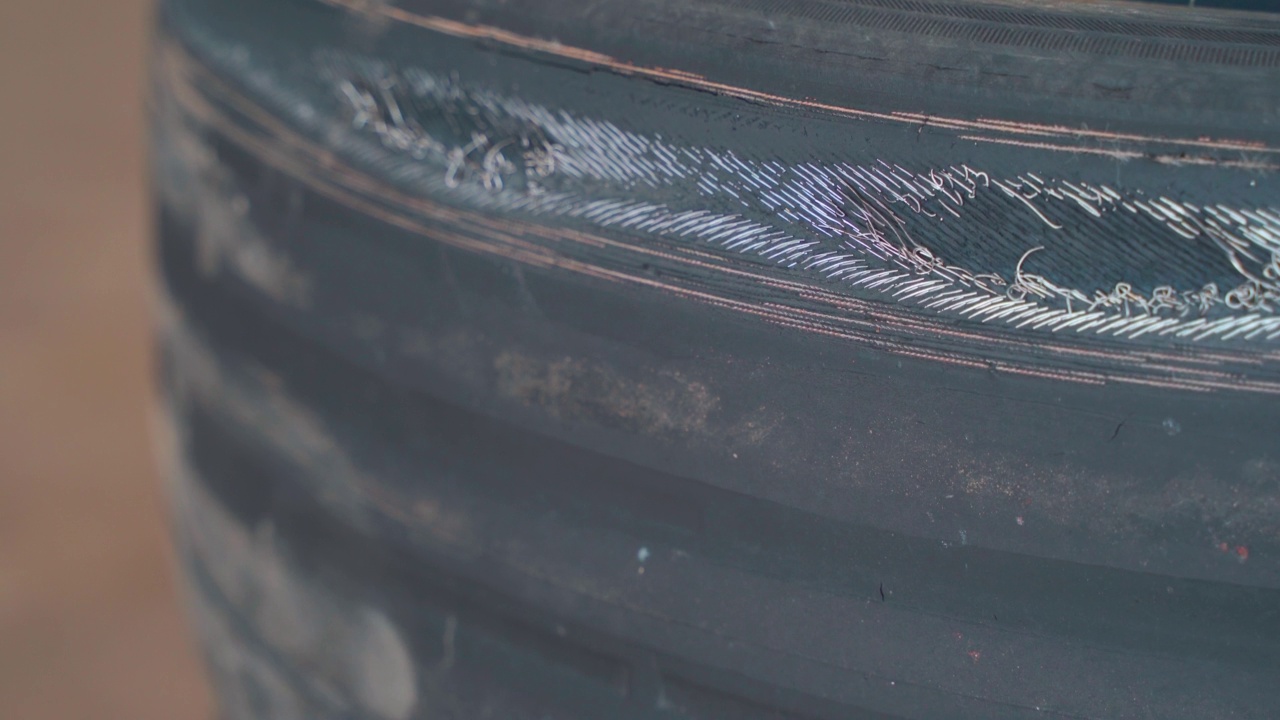 损坏的汽车轮胎过期不再可用视频下载