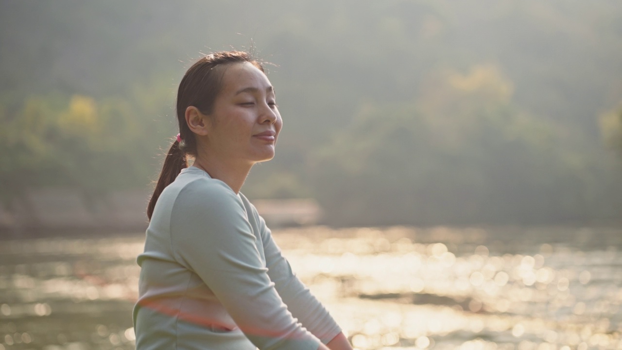 亚洲女人在湖上放松视频素材