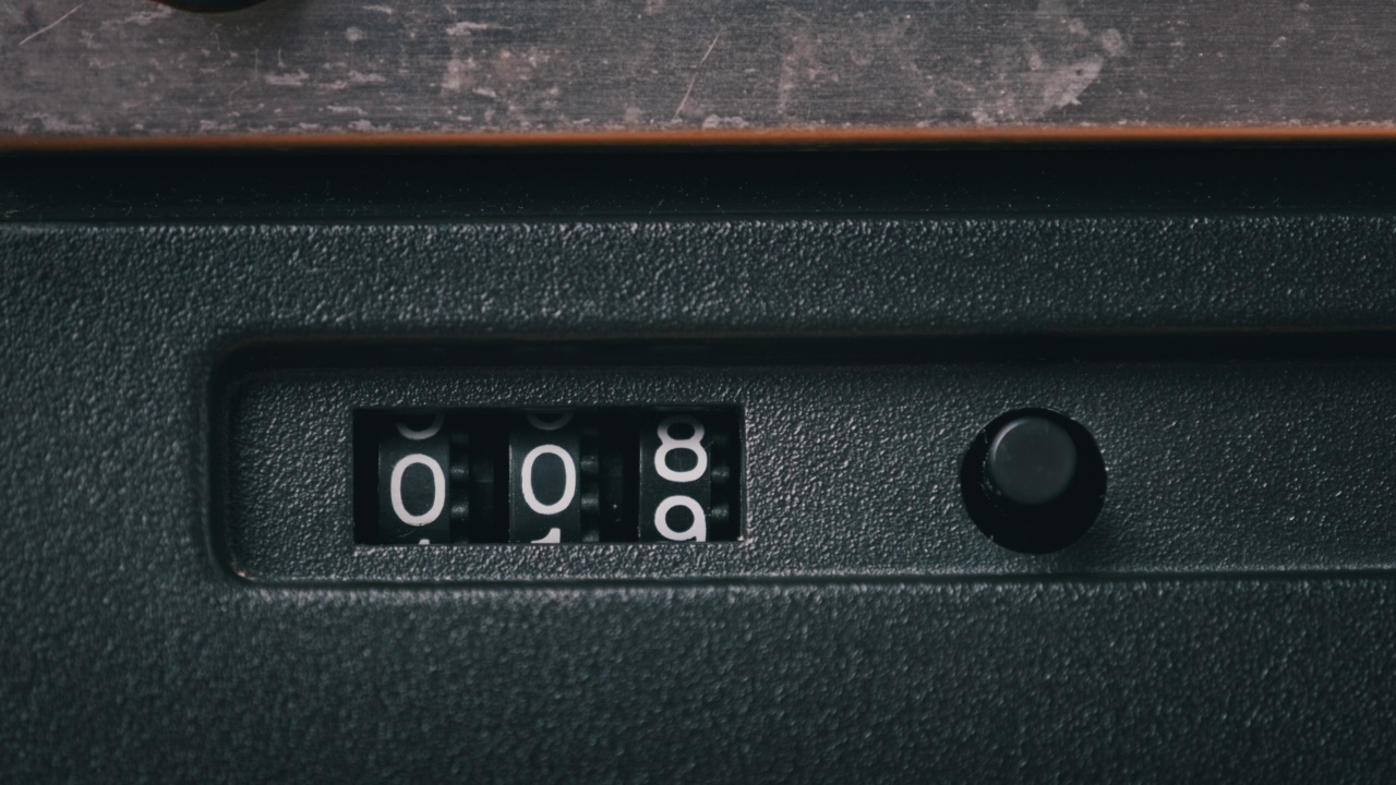 旧的老式机械计数器的录音带在磁带甲板录音机视频素材