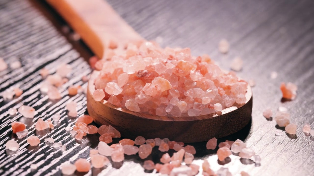 木材中的喜马拉雅粉红盐是用来给食物调味的。主要是由于营销成本，粉红喜马拉雅盐比食盐或海盐贵20倍。视频素材