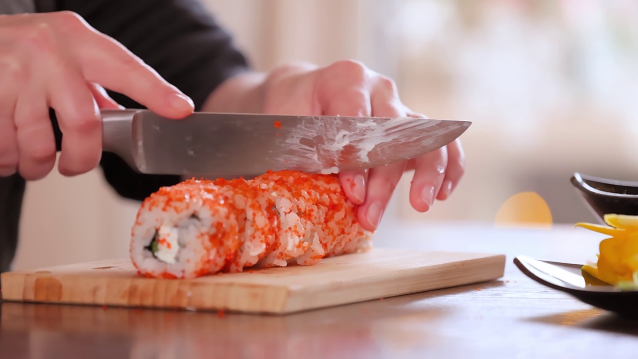 在家做寿司。女人手擀自制寿司。视频素材