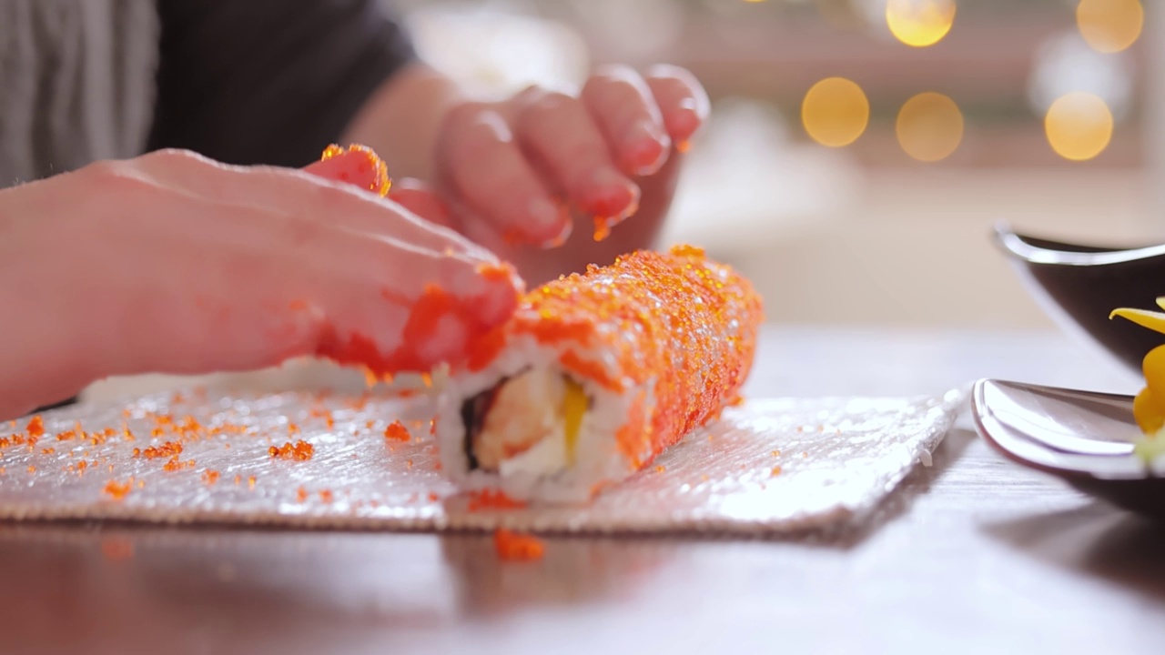 在家做寿司。女人手擀自制寿司。视频素材