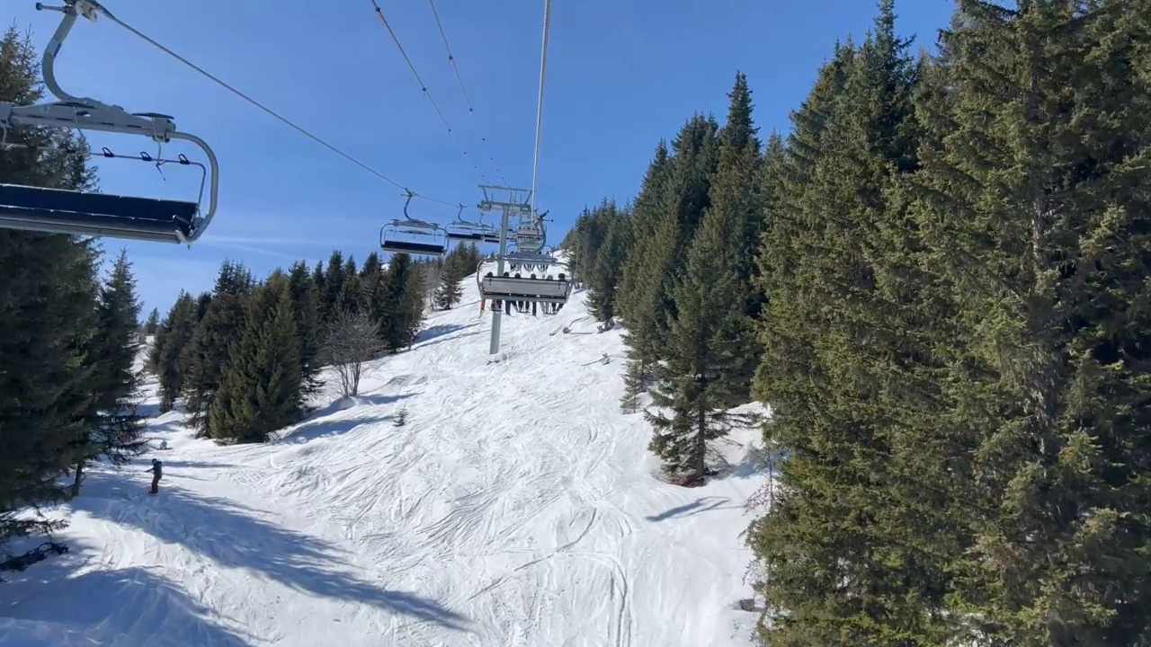 冬季滑雪胜地的移动缆车视频下载