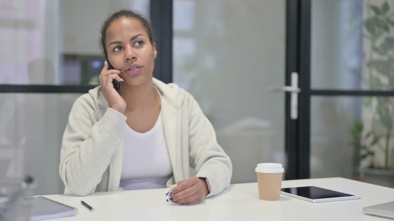 非洲女性在办公室用智能手机说话视频素材
