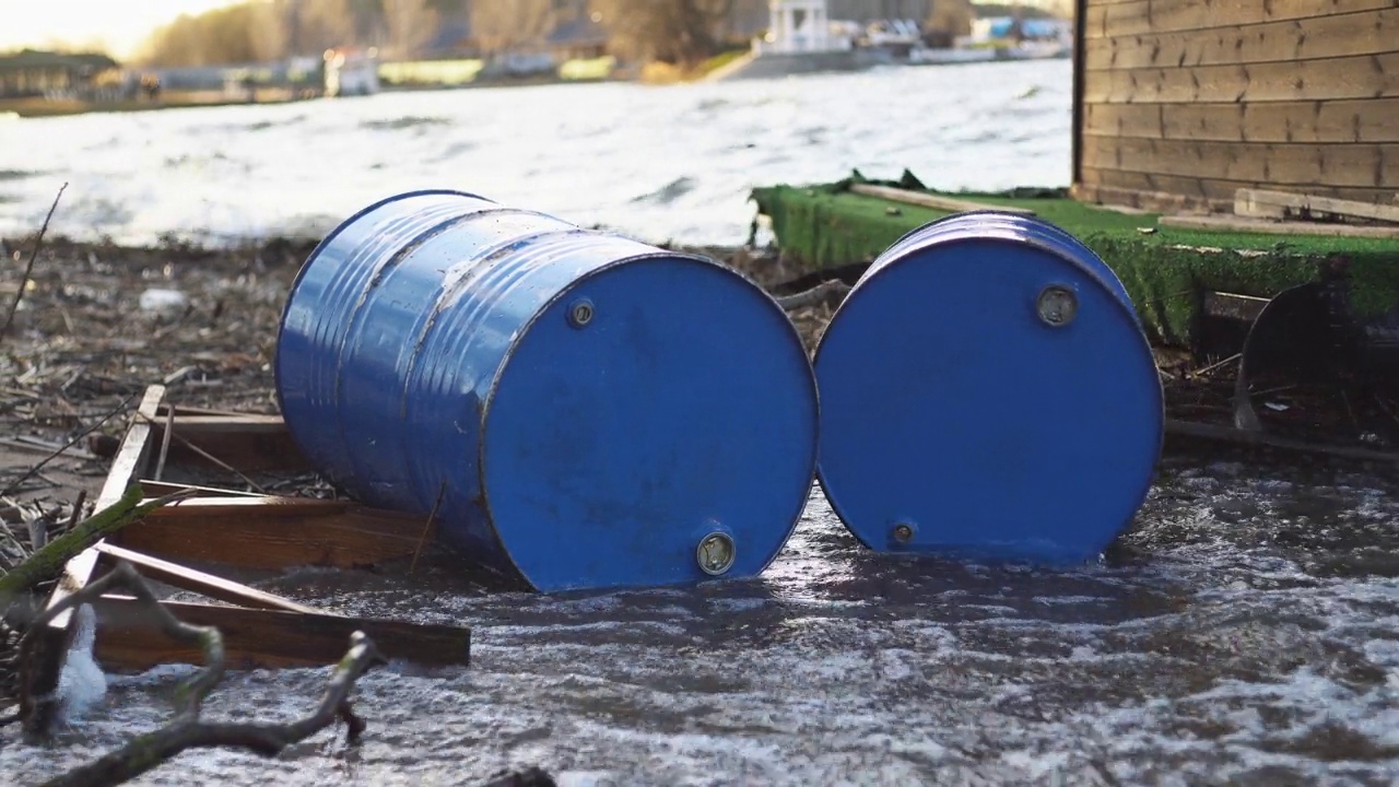 桶油溢入大海，环境污染，生态灾难。视频素材