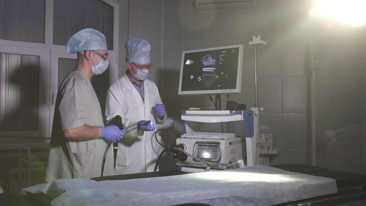医生和助理医生准备医疗设备，为手术做准备视频素材