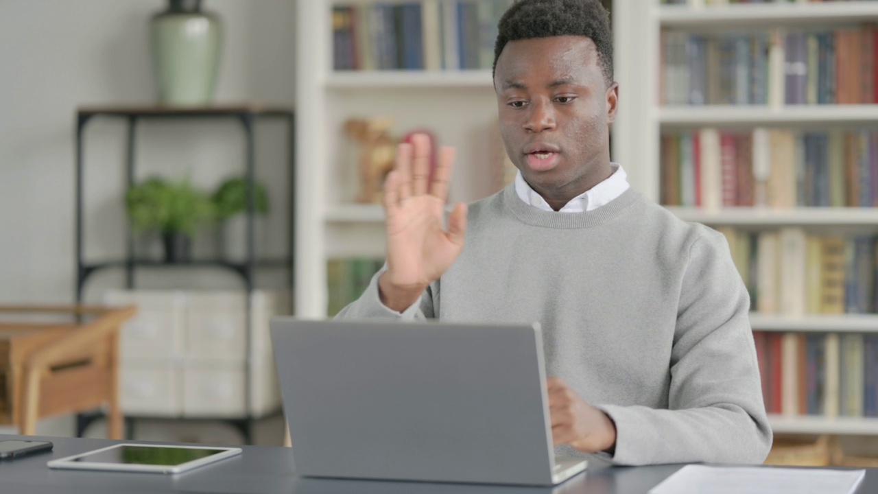 非洲人在图书馆用笔记本电脑视频通话视频素材