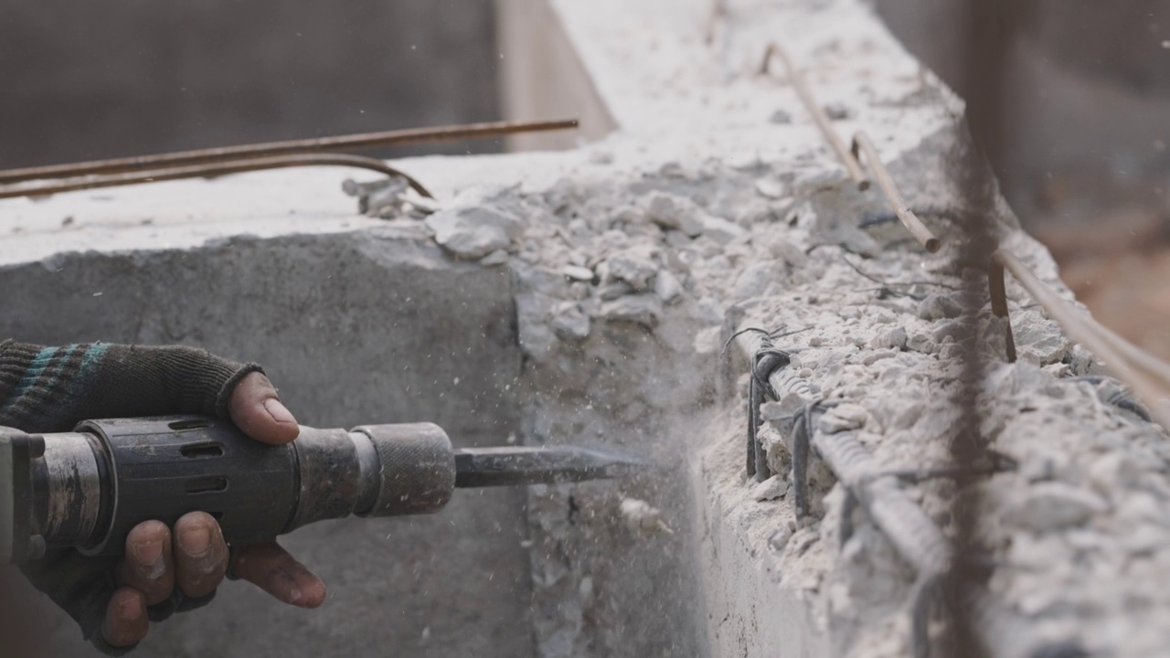建筑工人正在用钻头钻砖石视频素材