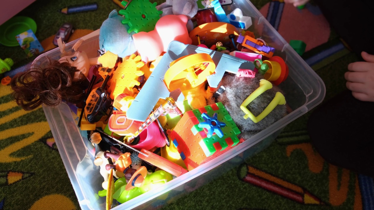 孩子们的玩具容器。视频下载
