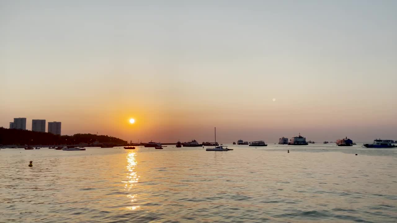 夕阳在海滨港口的温柔波浪上反射出美丽的天空。为泰国旅游，度假，健康和健康营销主题建立异国情调的镜头和概念片视频素材
