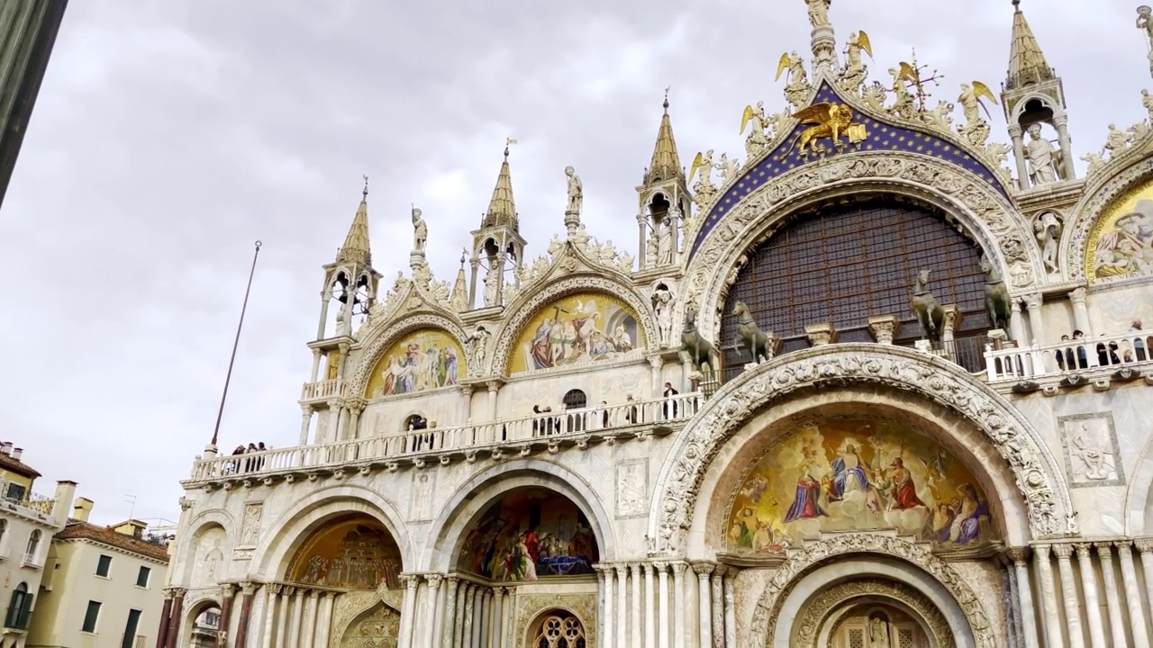 在天空背景下观看威尼斯天主教圣马可大教堂的正面。视频素材
