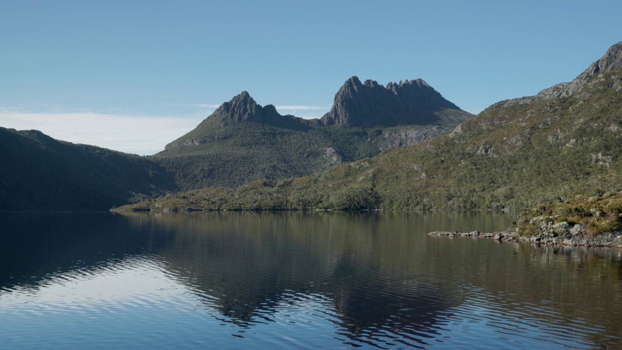 塔斯马尼亚岛摇篮山和鸽子湖倒影的近景视频素材