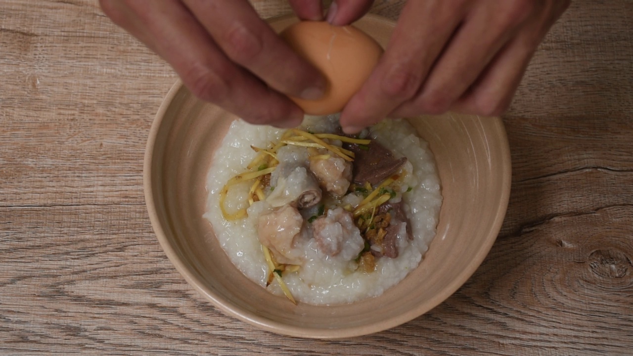 猪五脏碎配上姜打蛋的稀饭视频素材