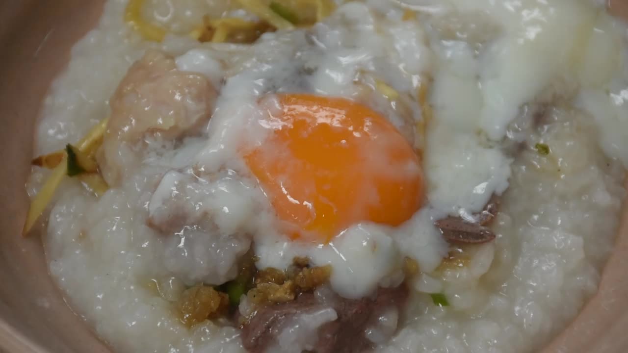 用汤匙舀出蛋黄，浇上姜茸和猪肝泥视频素材