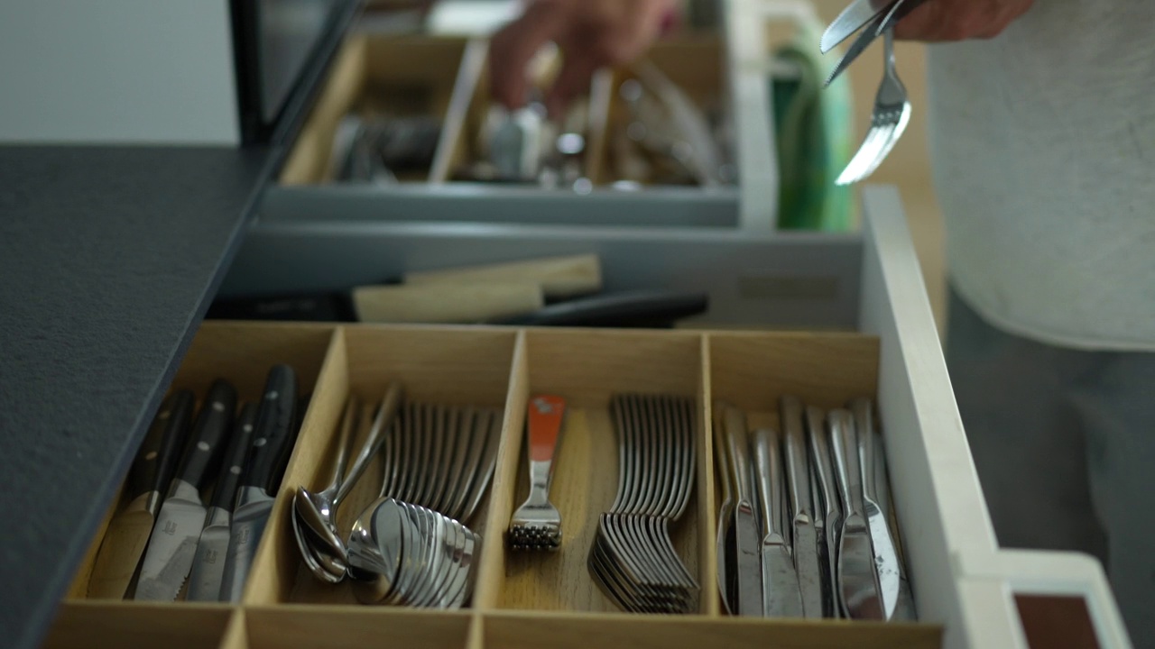 在抽屉里整理餐具，放叉子、刀子和勺子视频下载