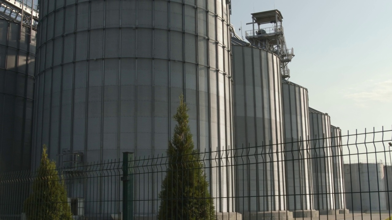 农业筒仓。谷物，小麦，玉米，大豆，向日葵的储存和干燥。工业建筑视频素材