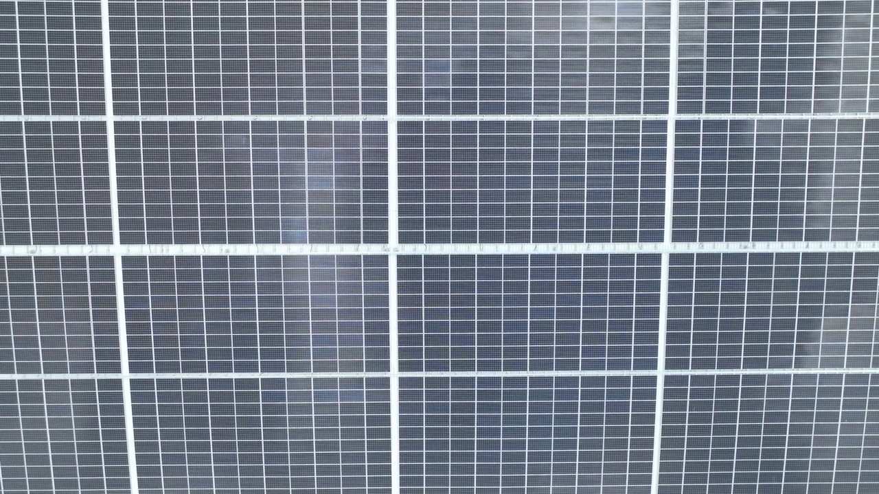 太阳落山时屋顶上的太阳能电池板视频素材