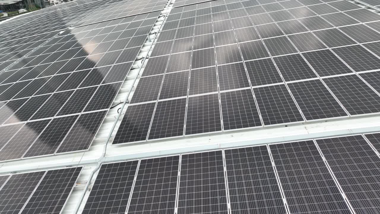 太阳落山时屋顶上的太阳能电池板视频素材