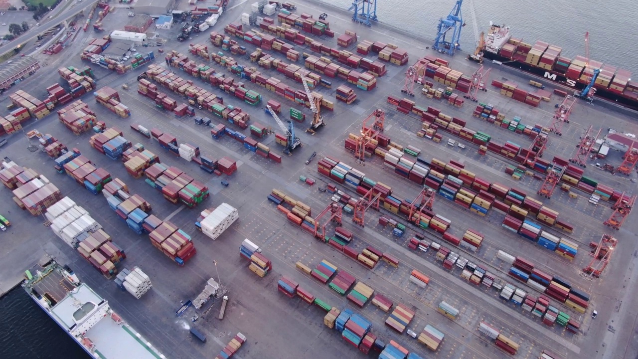 鸟瞰图工业港与集装箱港是航运的一部分视频素材