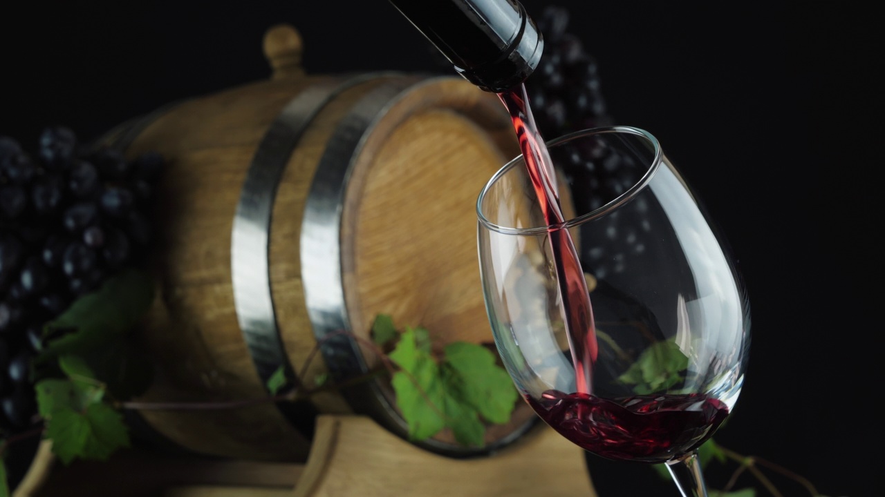 葡萄酒从瓶颈倒入玻璃杯中视频素材