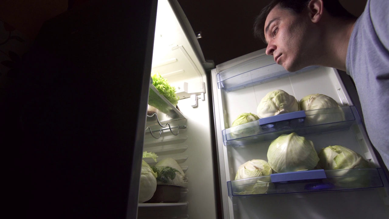 男人在节食期间在空冰箱里寻找食物视频下载