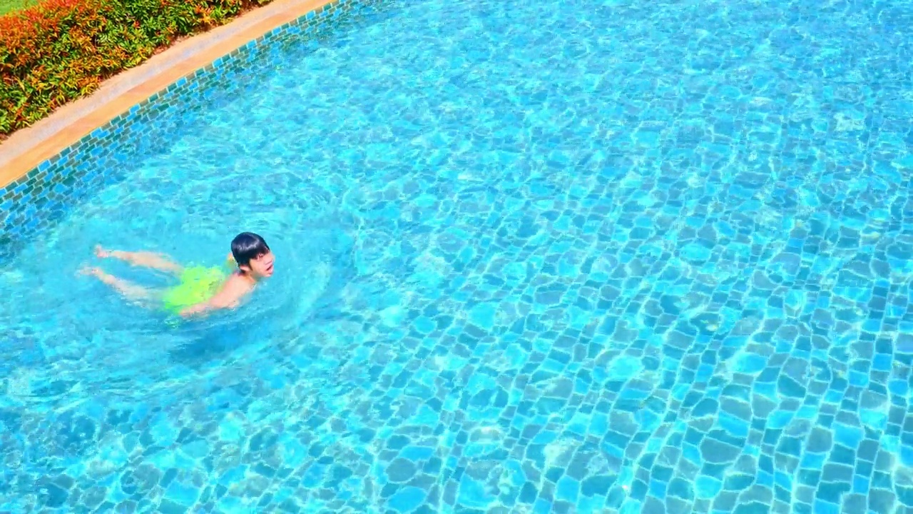 男人们在游泳池里游泳或跳水。年轻人在户外游泳池锻炼或放松。视频下载