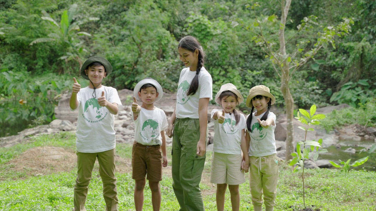亚洲女教师们带着学生们进行自然之旅，从真实的地方、教育概念和冒险中学习自然。视频素材