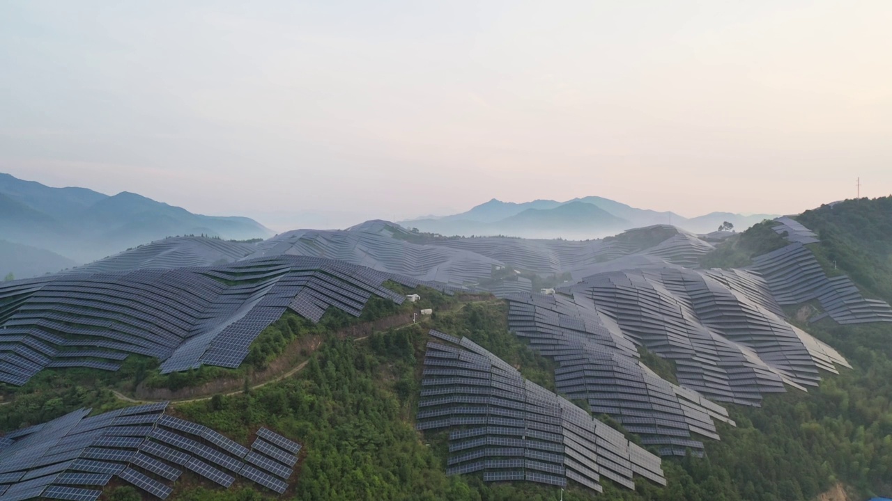 清晨雾中山顶太阳能发电厂的鸟瞰图视频素材