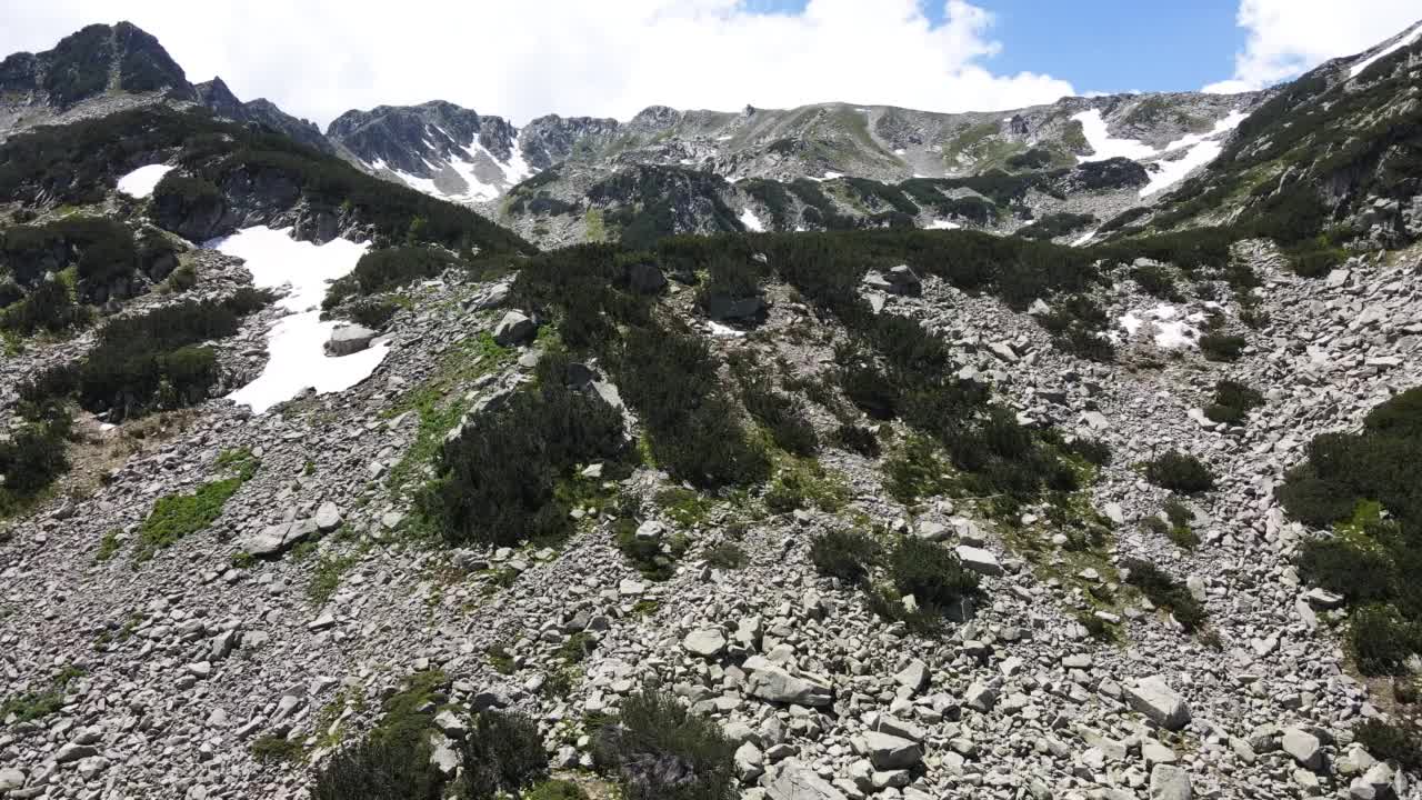 保加利亚穆拉托沃湖附近的皮林山鸟瞰图视频下载