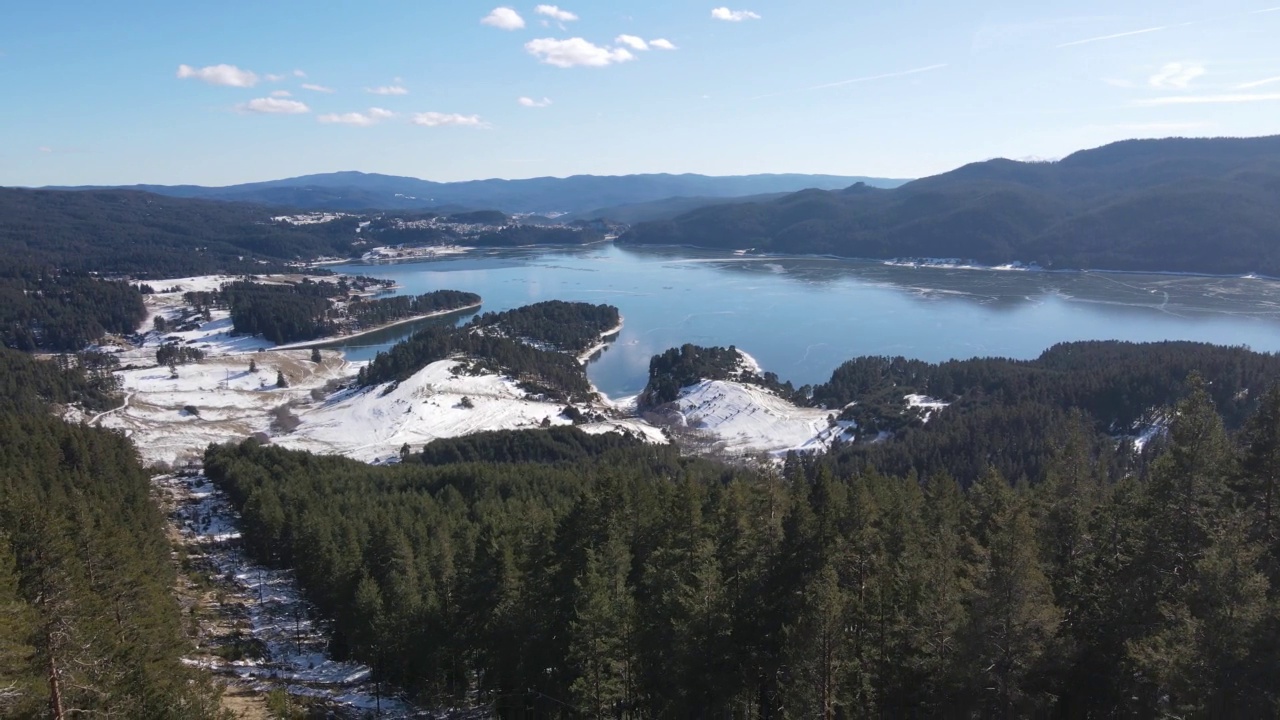dospit水库被冰覆盖的空中冬季视图，
保加利亚视频素材
