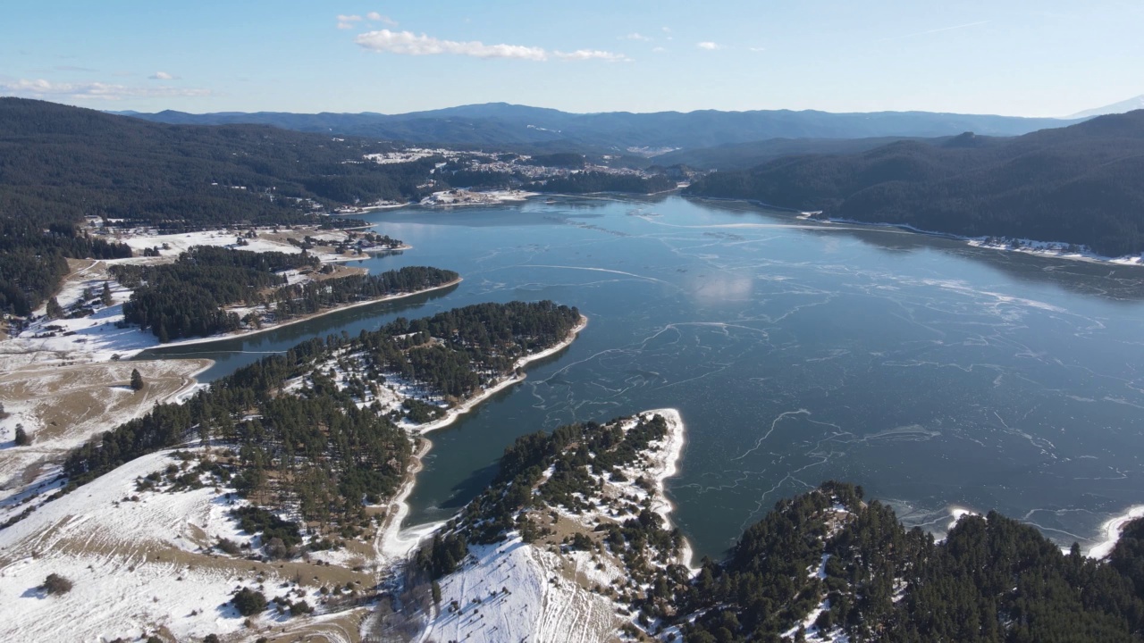 dospit水库被冰覆盖的空中冬季视图，
保加利亚视频素材