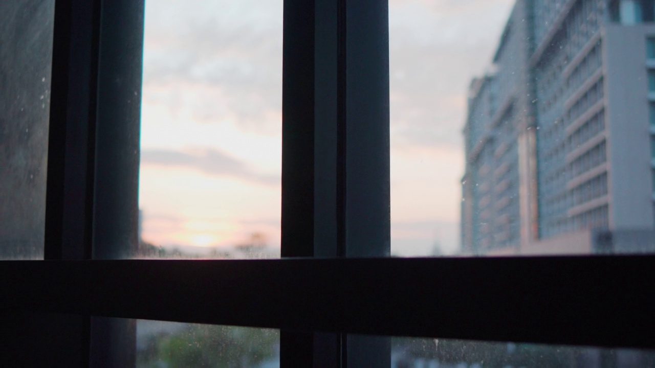 从家庭房间窗口看日落的4k视频镜头模糊视频素材