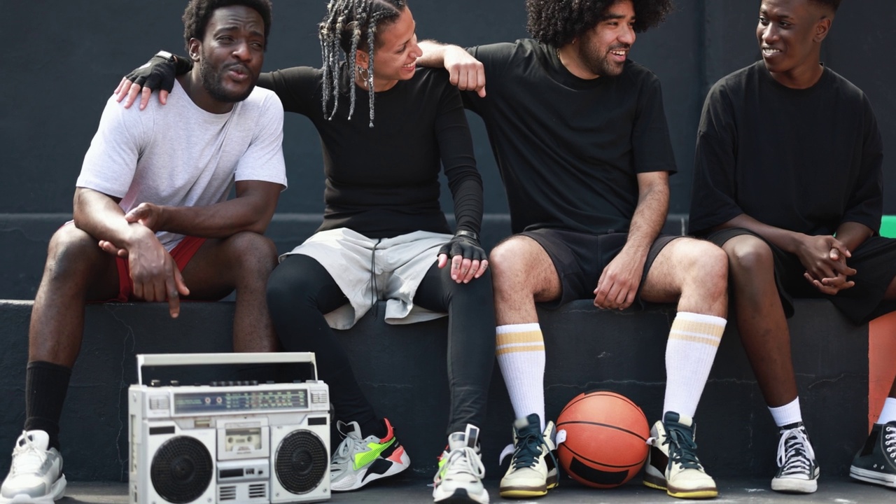 一群年轻的非洲人听音乐从老式立体声室外篮球比赛后视频素材