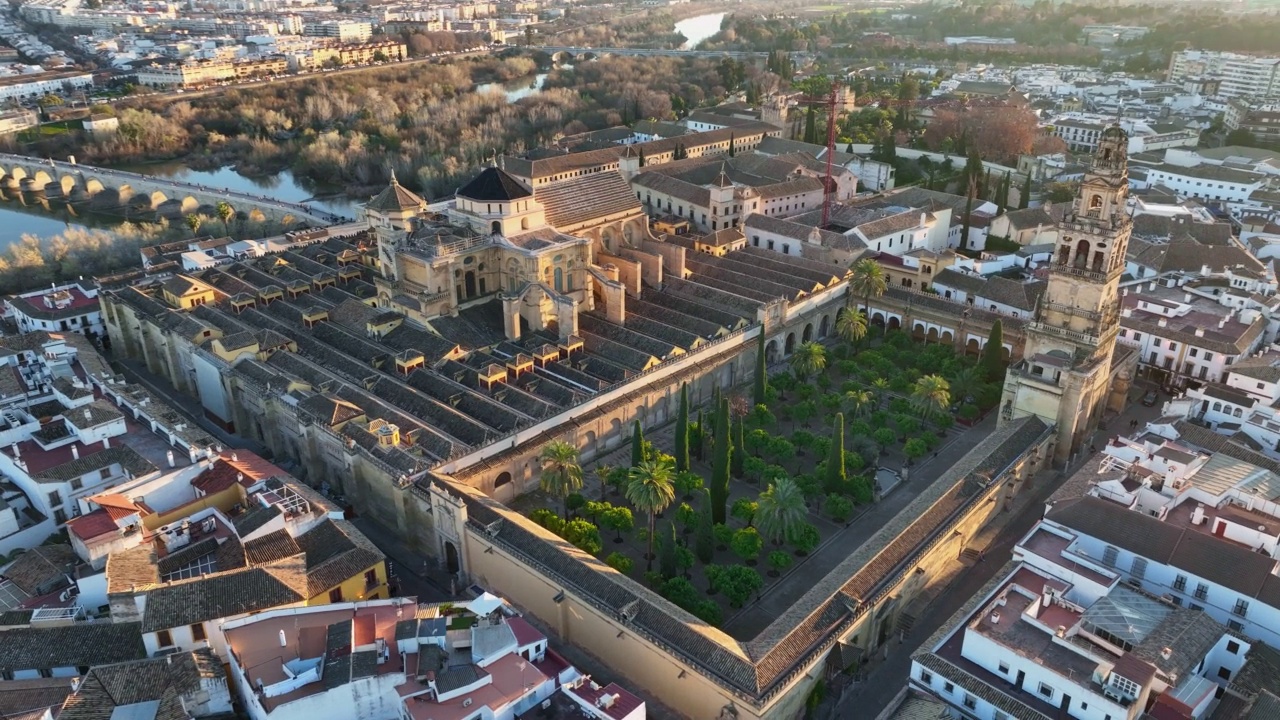 西班牙科尔多瓦城堡花园鸟瞰图。飞过西班牙科尔多瓦的清真寺大教堂视频下载