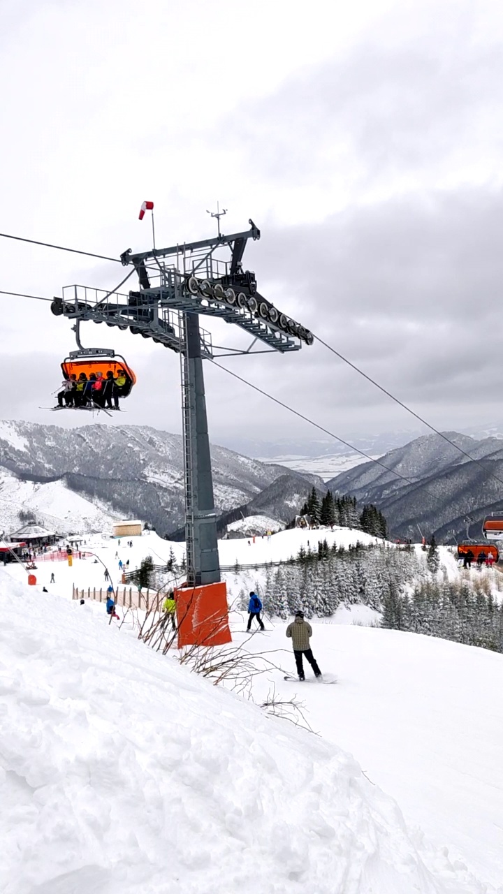 滑雪电梯在斯洛伐克度假复制空间冬季视频素材