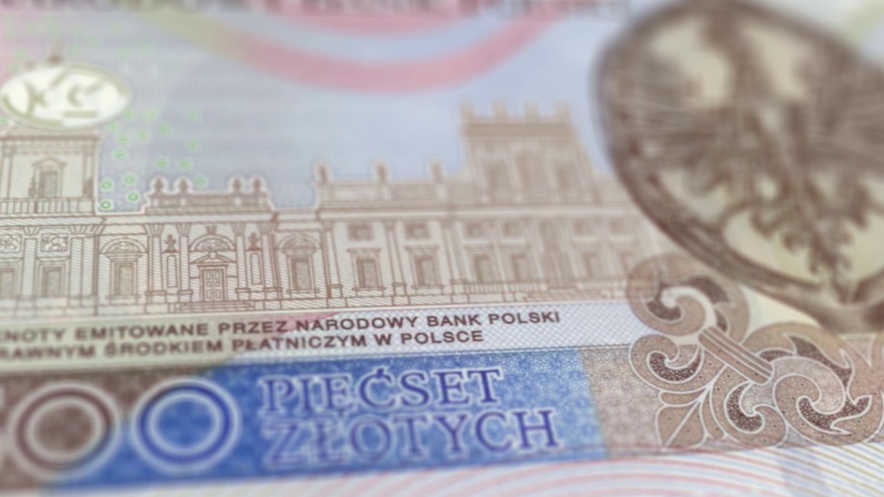 波兰500兹罗提钞票观察和储备侧的跟踪多莉拍摄500波兰兹罗提钞票当前500波兰兹罗提钞票4k分辨率股票视频-波兰货币货币背景金融通货膨胀视频素材
