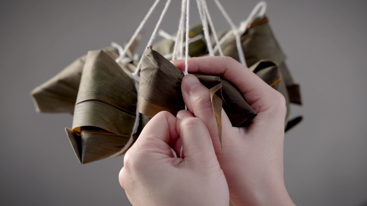 包粽子——准备和包粽子。视频素材