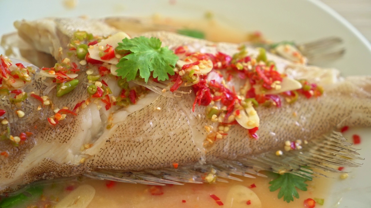清蒸石斑鱼配酸橙和辣椒——亚洲菜式视频素材