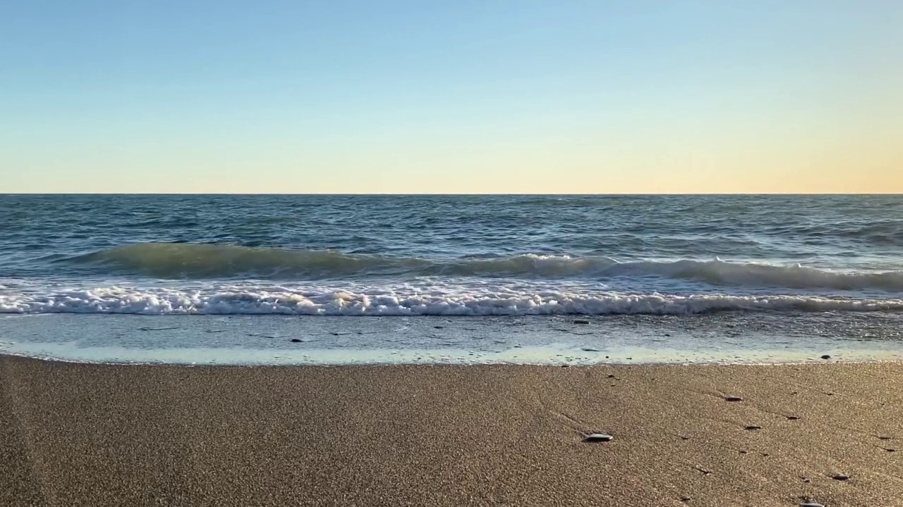 沙滩上的浪花4K超高清慢动作镜头视频素材