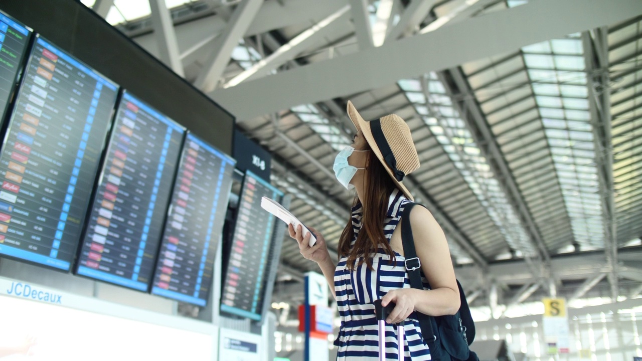 看机场登机牌的女人视频素材