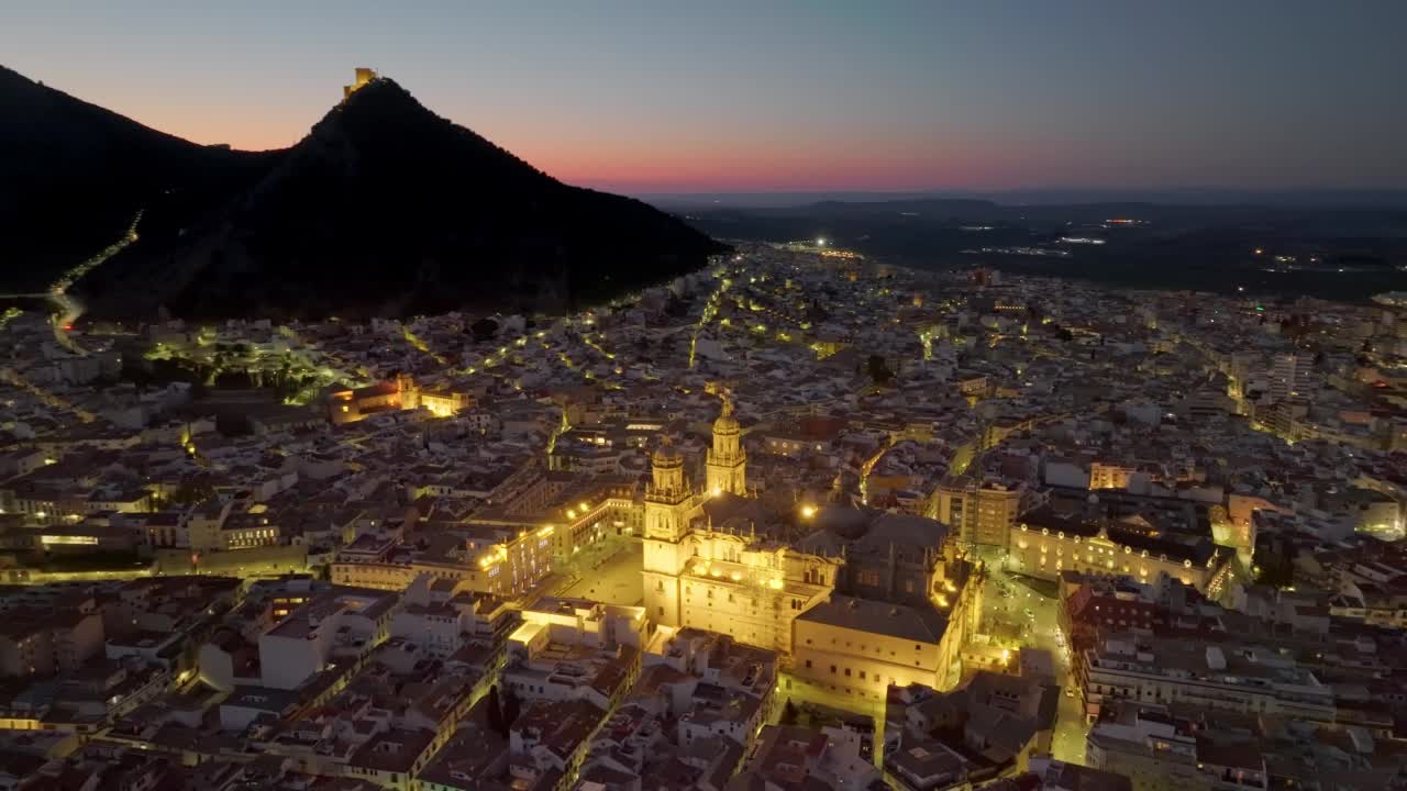 日落后的哈恩大教堂鸟瞰图。Jaen,安达卢西亚,西班牙视频素材