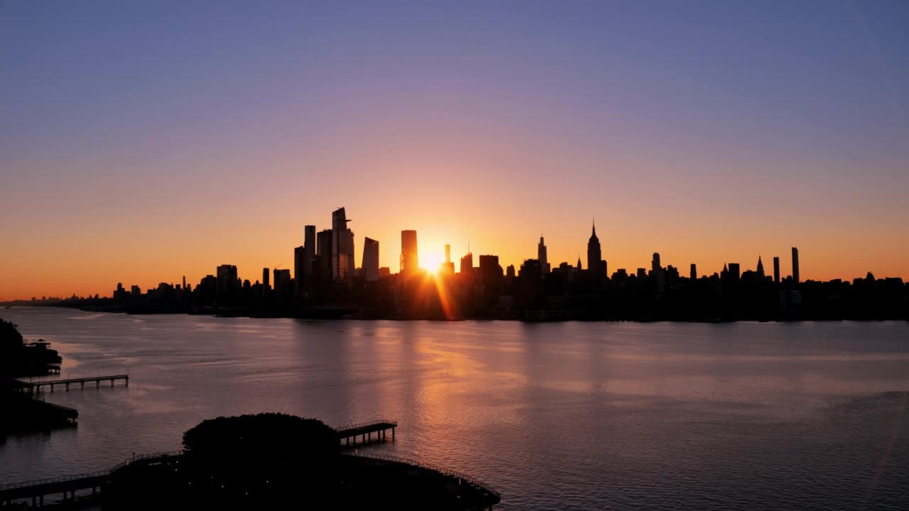 纽约市的天际线:日出横跨哈德逊河视频素材