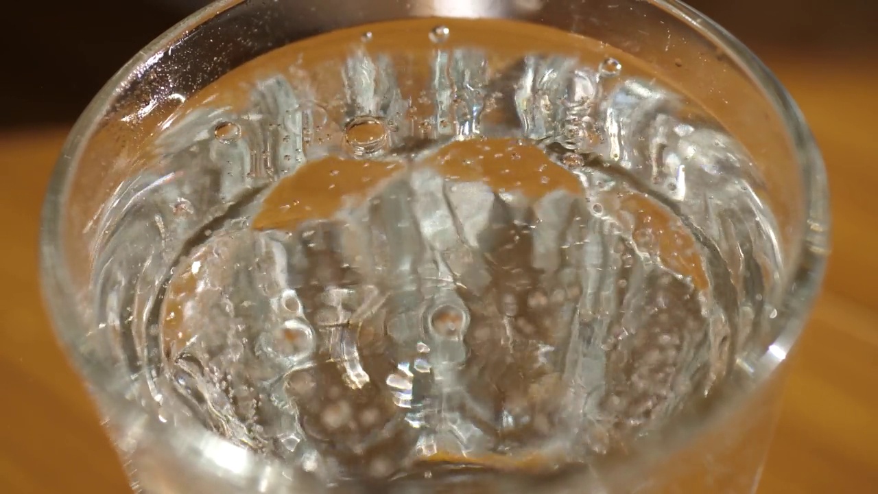 晶莹剔透的玻璃杯里晶莹剔透的水视频素材