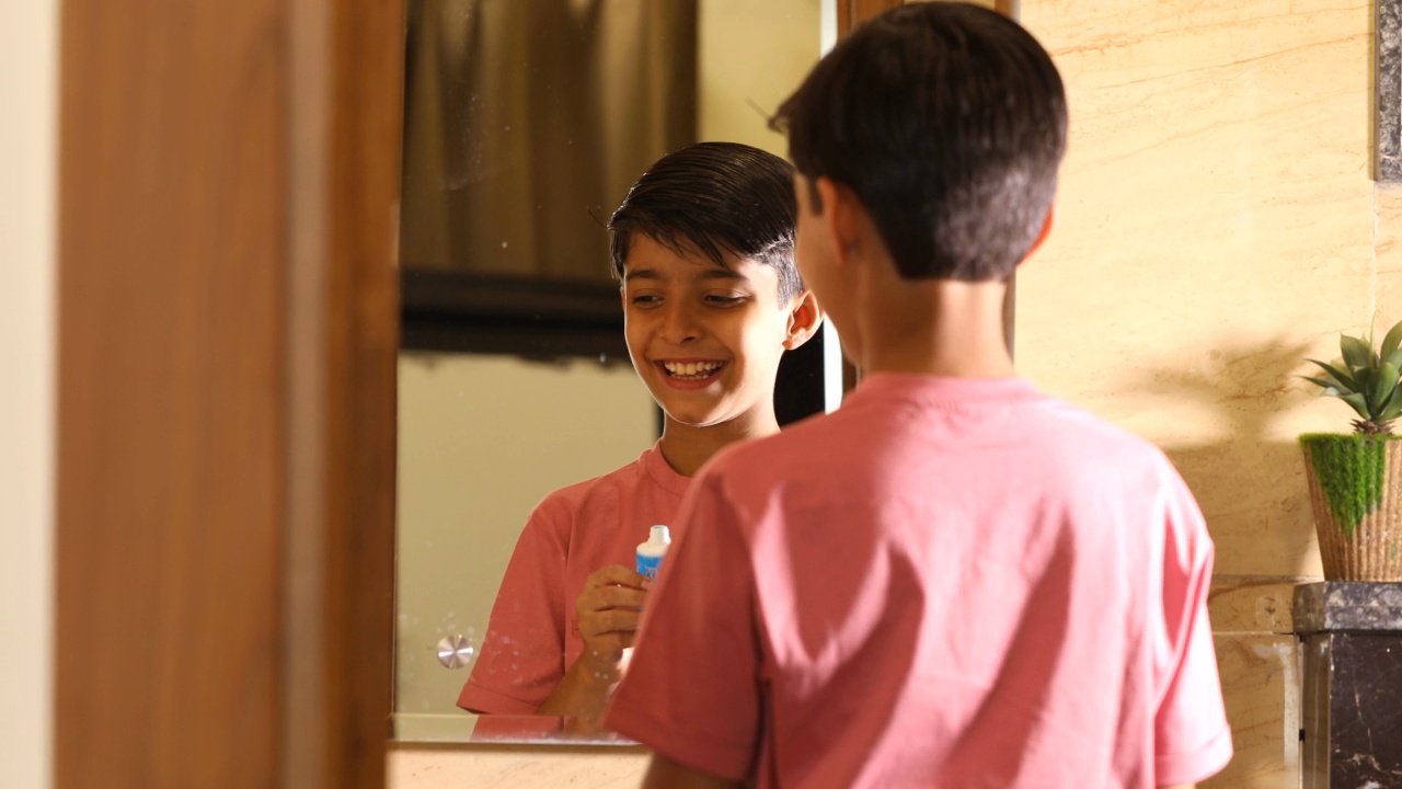 男孩在浴室里刷牙视频素材