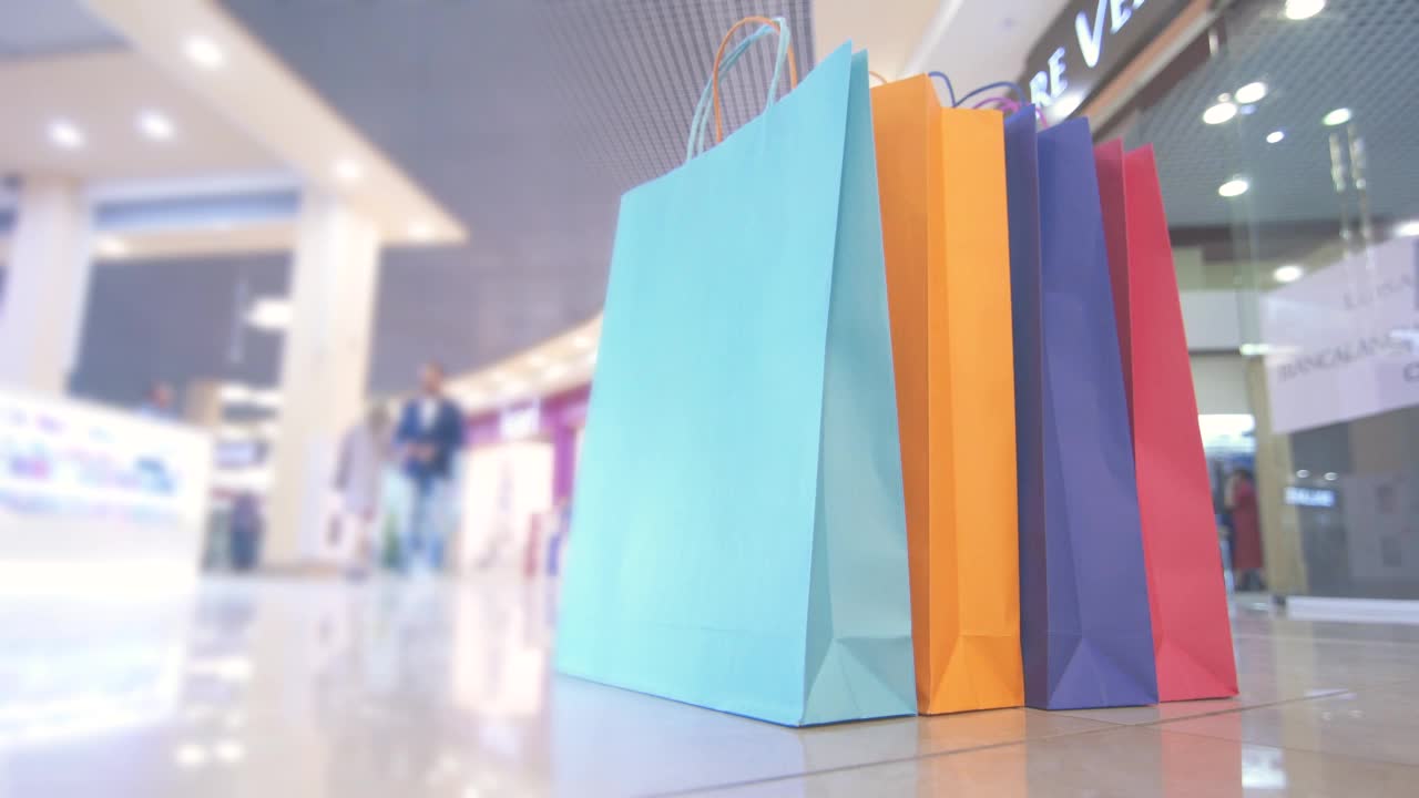 彩色包上购物商场的人的背景，特写视频素材