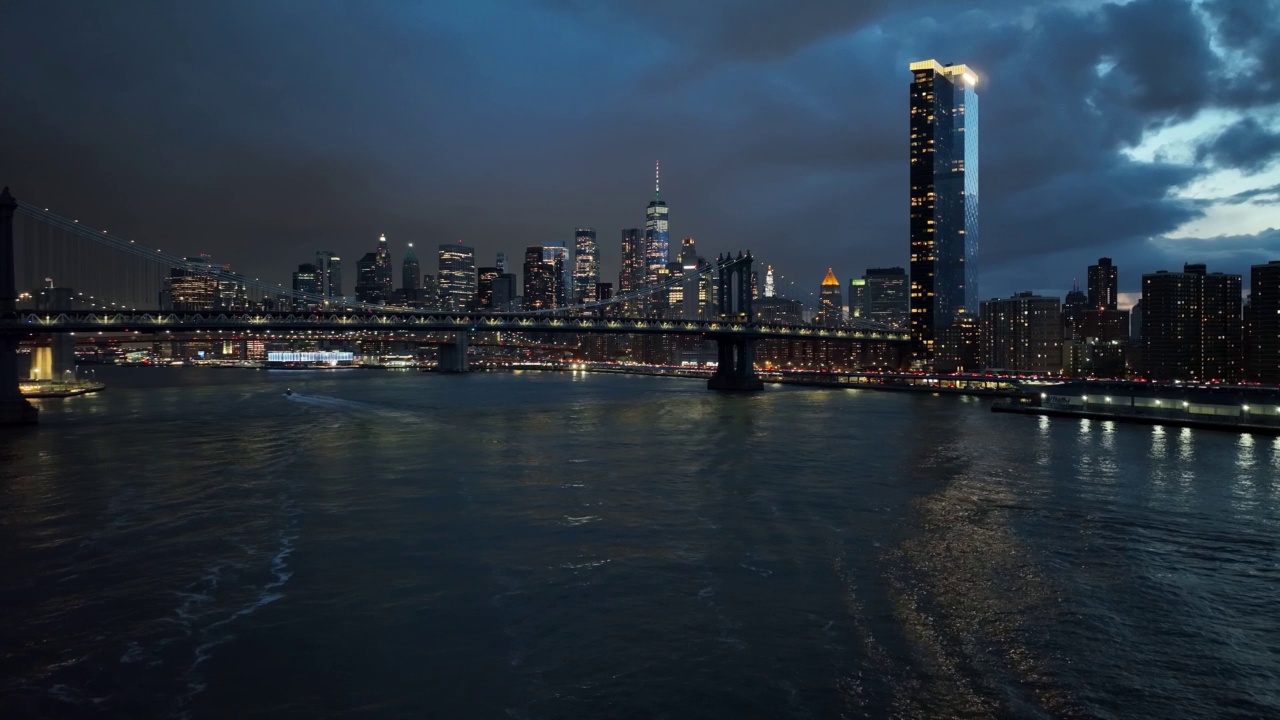曼哈顿的夜晚，从纽约市的水视频素材